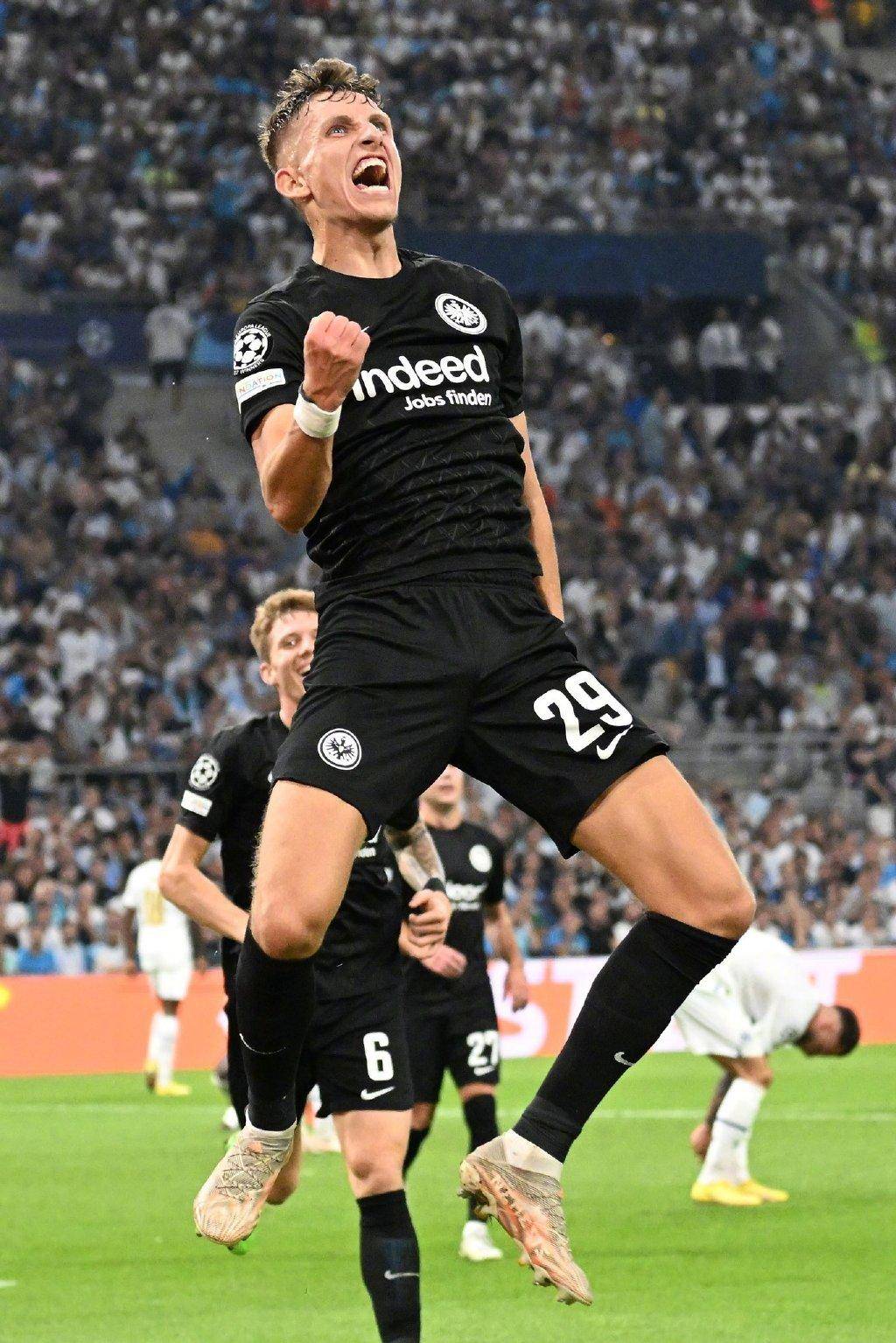 包含法兰克福做客受挫，德甲前景变得扑朔迷离的词条