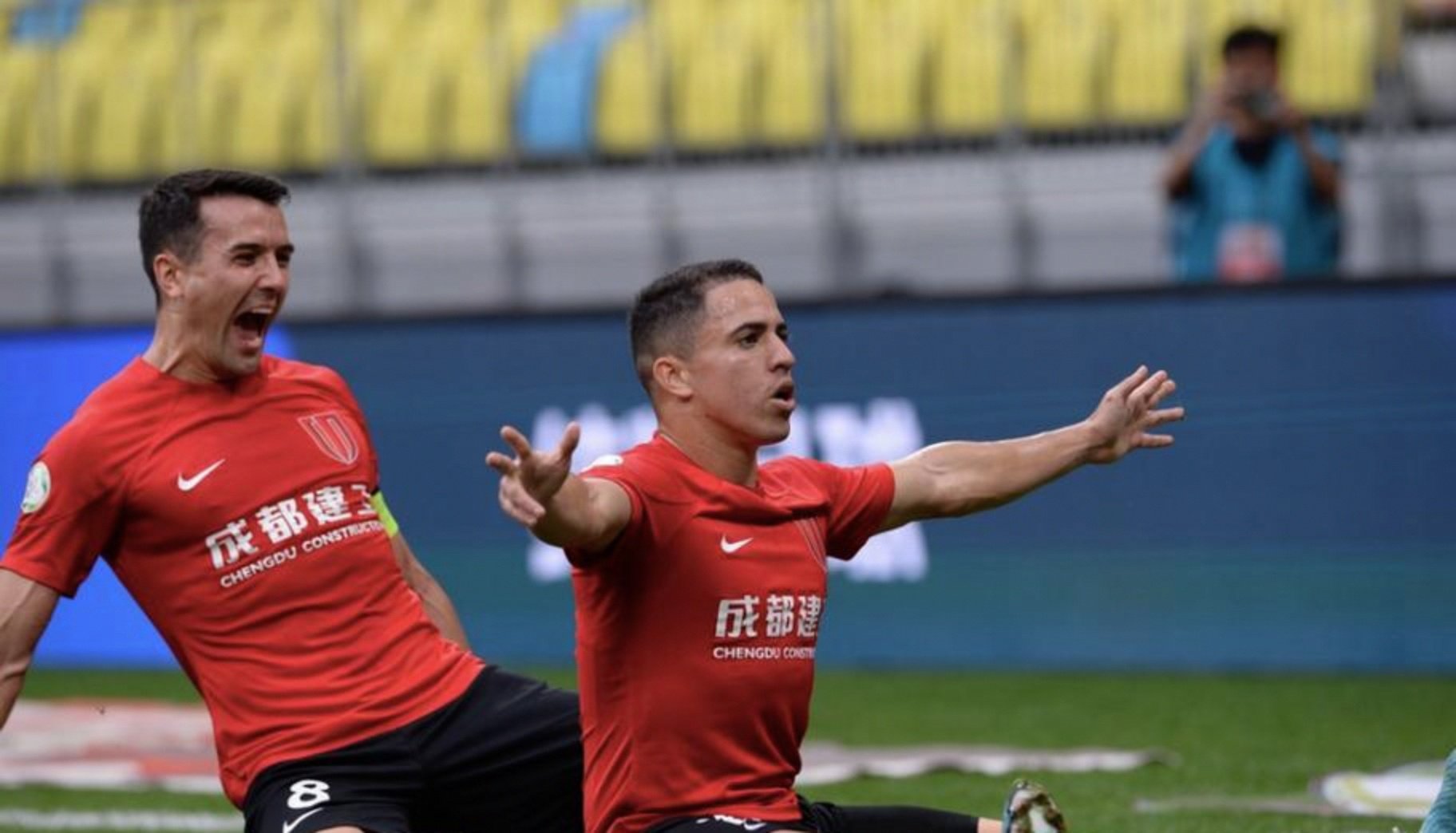 赛场上掀起波澜，双方激烈争夺胜利的简单介绍