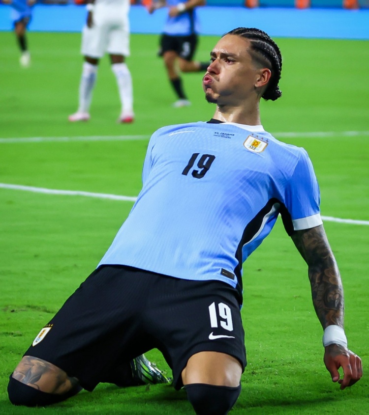 比赛中球员出色发挥，连续破门得分