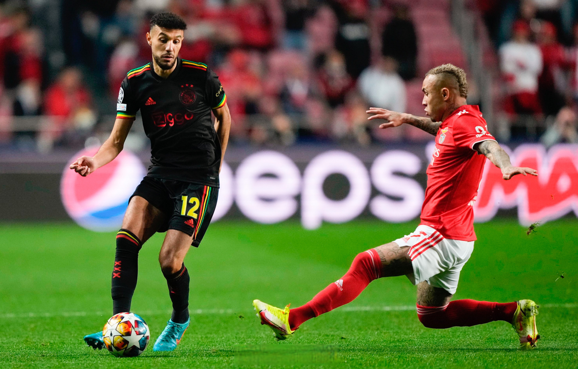 阿贾克斯实现翻盘,冲刺欧冠淘汰赛 阿贾克斯实现翻盘,冲刺欧冠淘汰赛