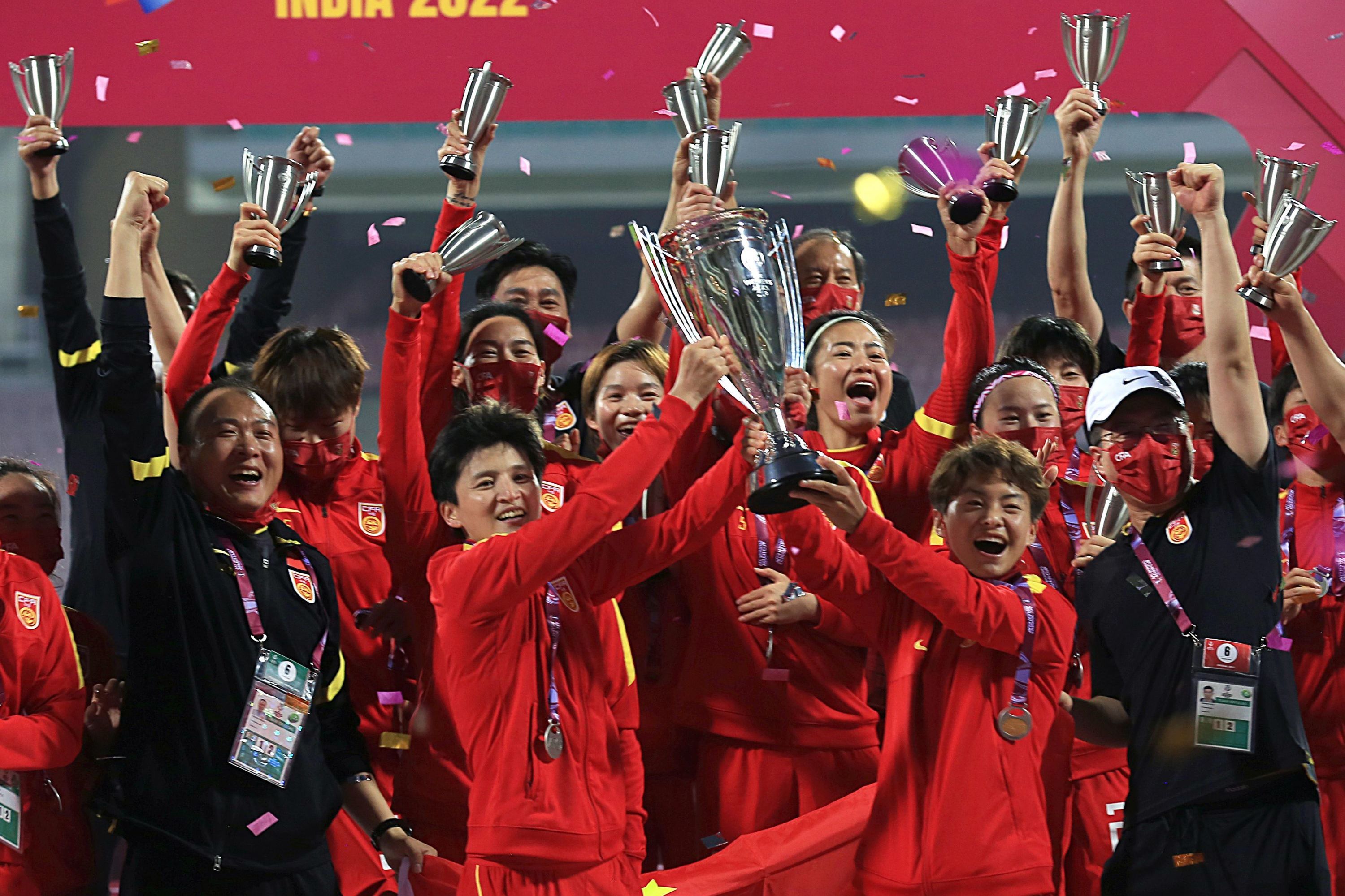 追寻足球梦想，女足队员奋力拼搏争取胜利的简单介绍