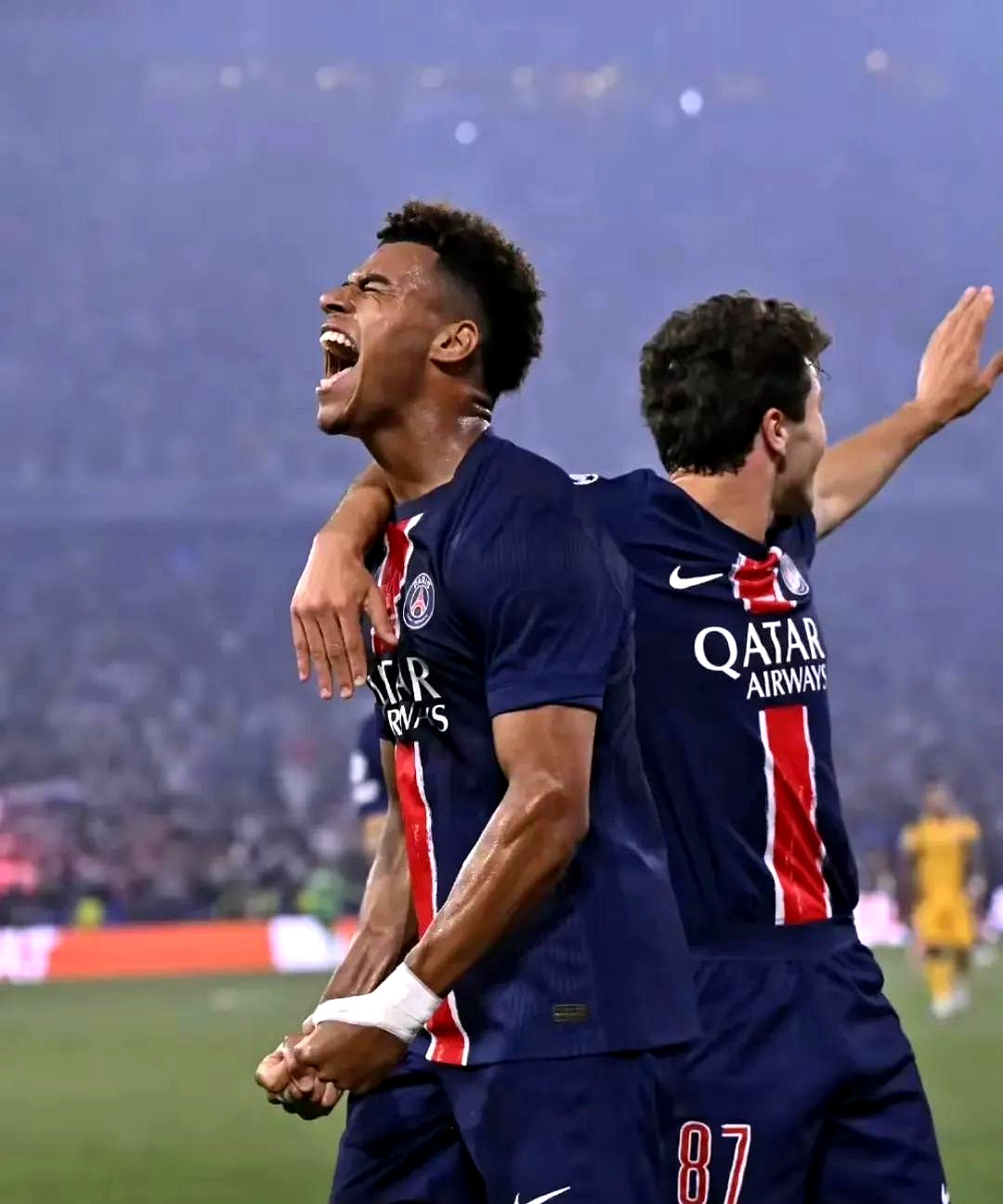 包含巴黎圣日耳曼大胜波尔图，积分榜升至第一位的词条