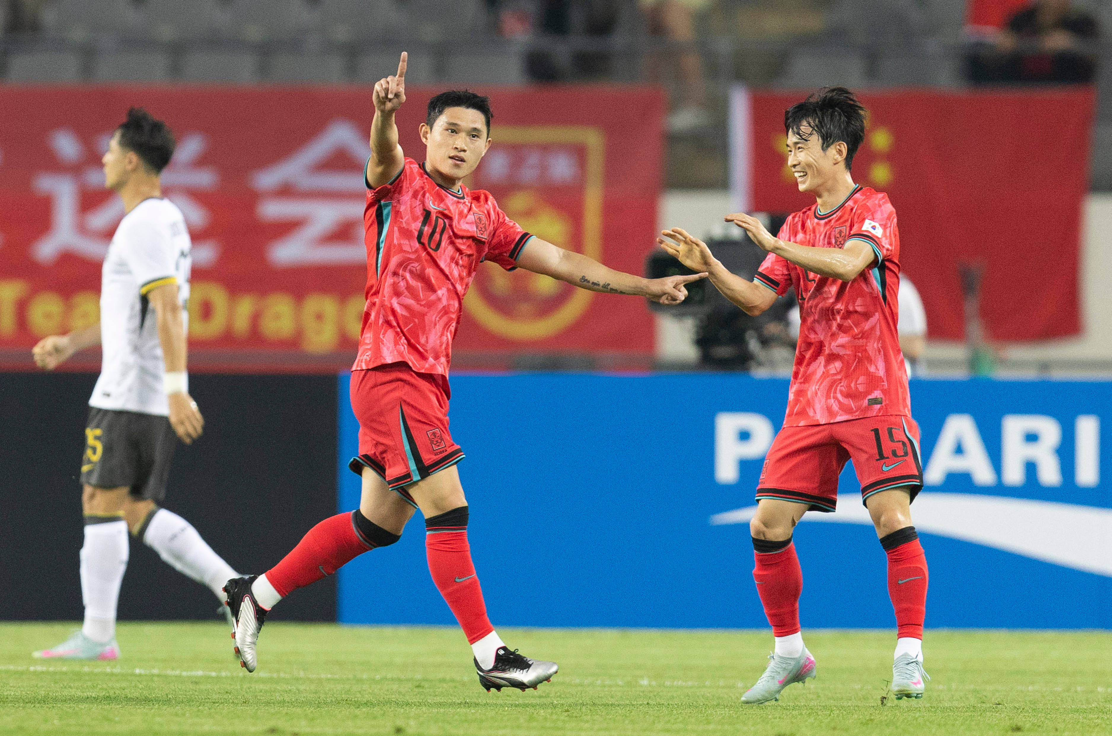 足球比赛中，东亚球队夺得冠军