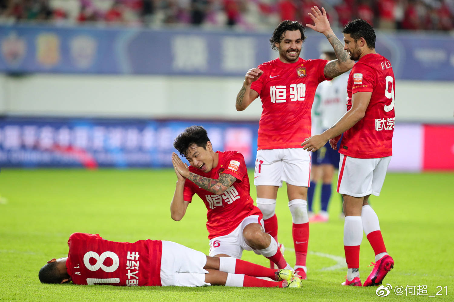 开云体育亚洲官网-阿兰拿下制胜球，赢得球迷掌声